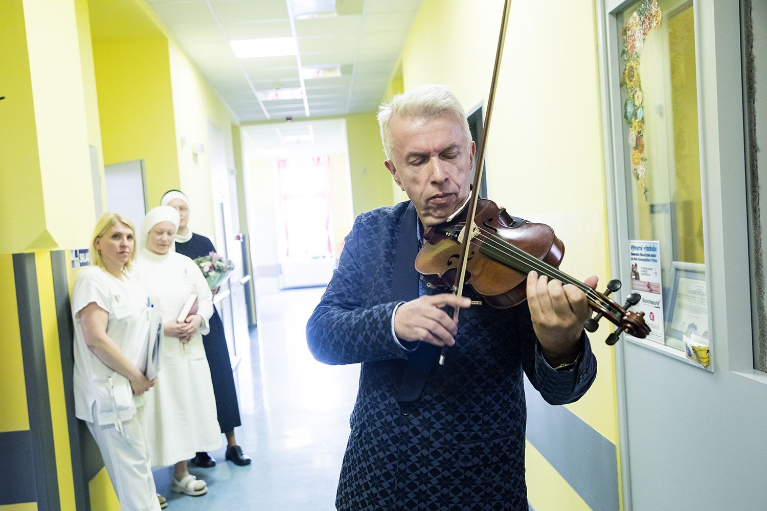 Houslový virtuos Jaroslav Svěcený doprovodil svou krásnou hudbou slavnostní ceremoniál a potěšil i pacienty na pokojích.