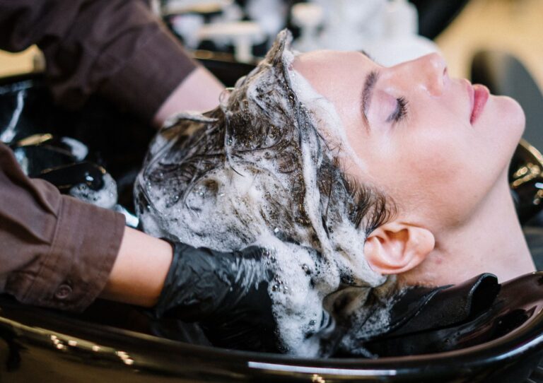 Jak často mýt vlasy: záleží na typu vlasů a zvolené kosmetice