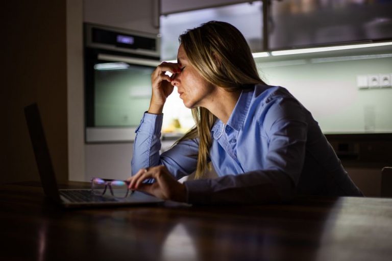Zíráte do mobilu? Takto vám oči říkají, že je to příliš často Unaveným očím pomůže gymnastika i správná výživa