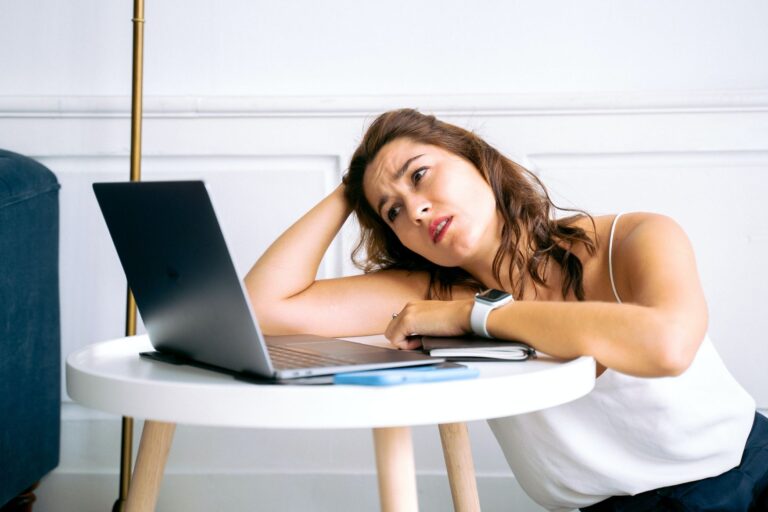 Jak překonat únavu v práci: pomohou krátké přestávky i správné sezení