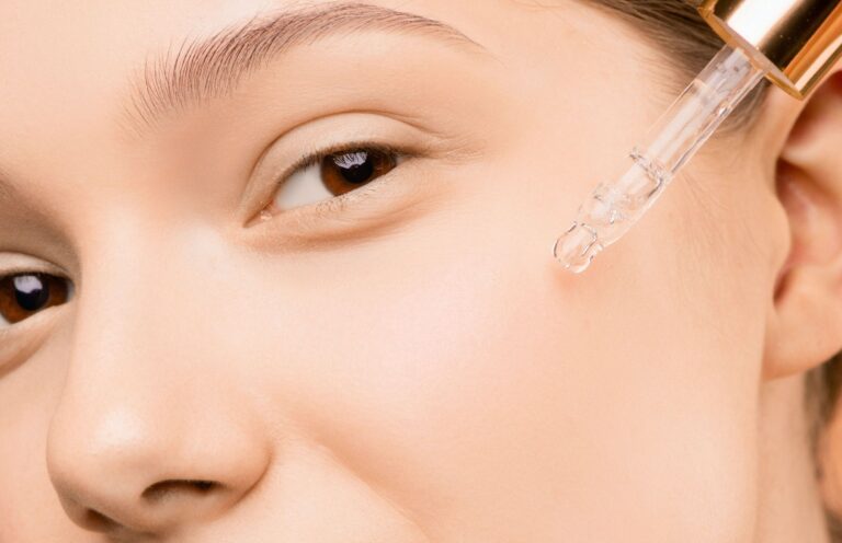 Kyselina hyaluronová: klíč k hydratované a svěží pleti